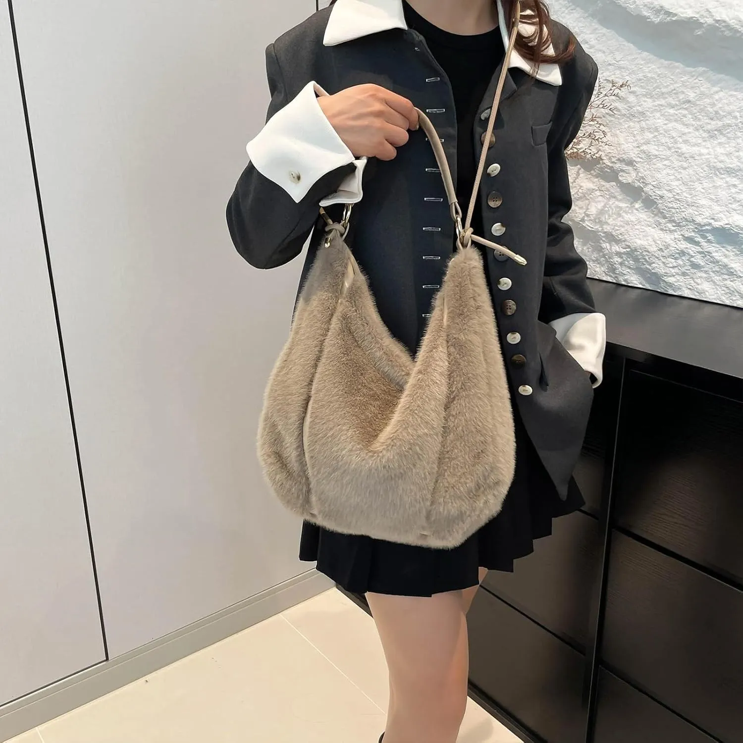 Fluffy Tote Bag, Winter Fuzzy Purses for Women Faux Fur Bag Soft Furry Shoulder Bag