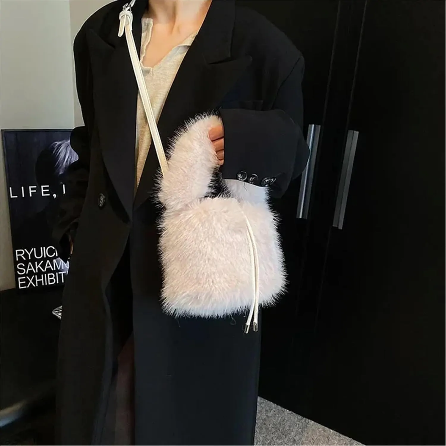 Fluffy Tote Bag Women's Bucket Bags Sweet Soft Plush Ladies Shoulder Bag Simple Winter Female Handbags Winter Fuzzy Purses