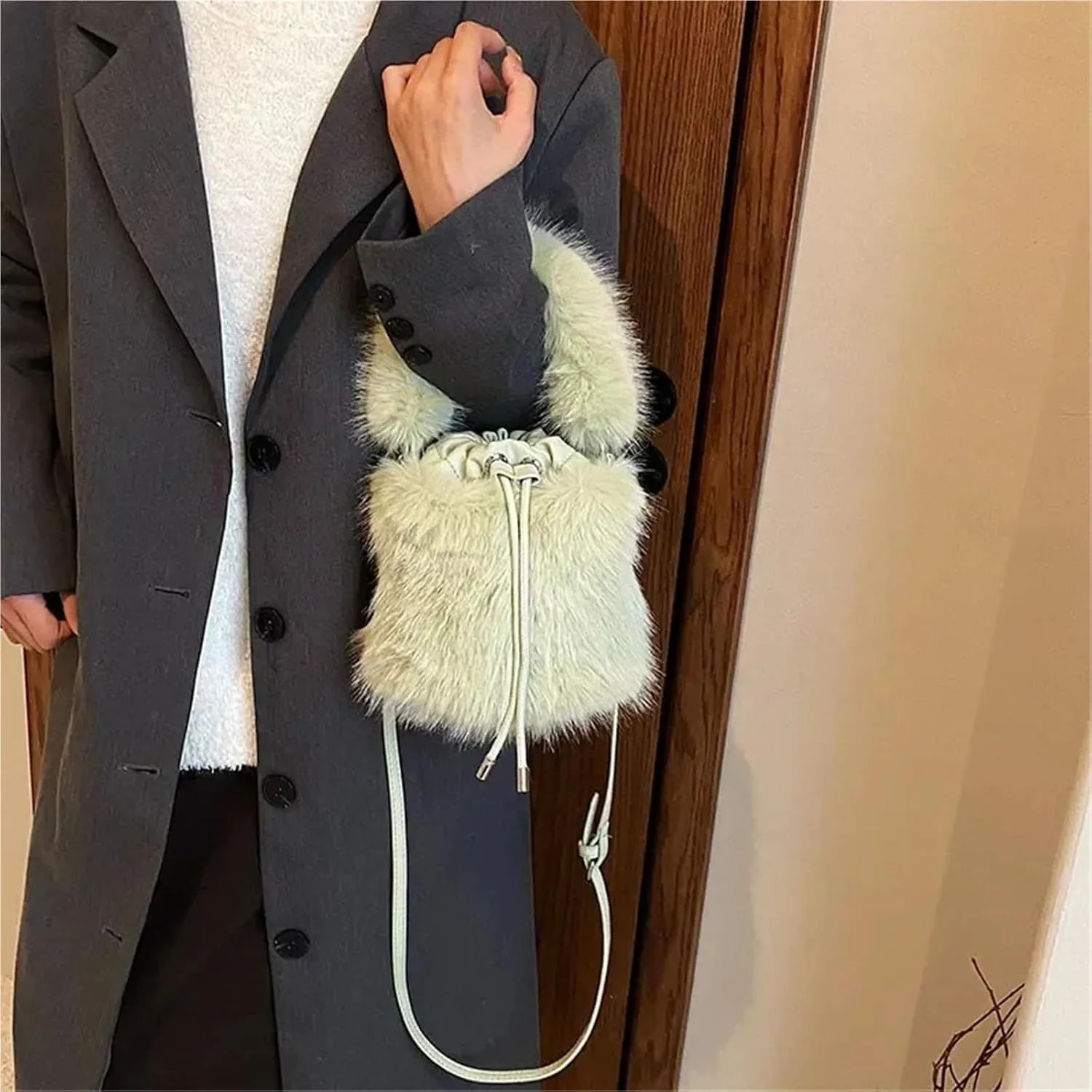 Fluffy Tote Bag Women's Bucket Bags Sweet Soft Plush Ladies Shoulder Bag Simple Winter Female Handbags Winter Fuzzy Purses