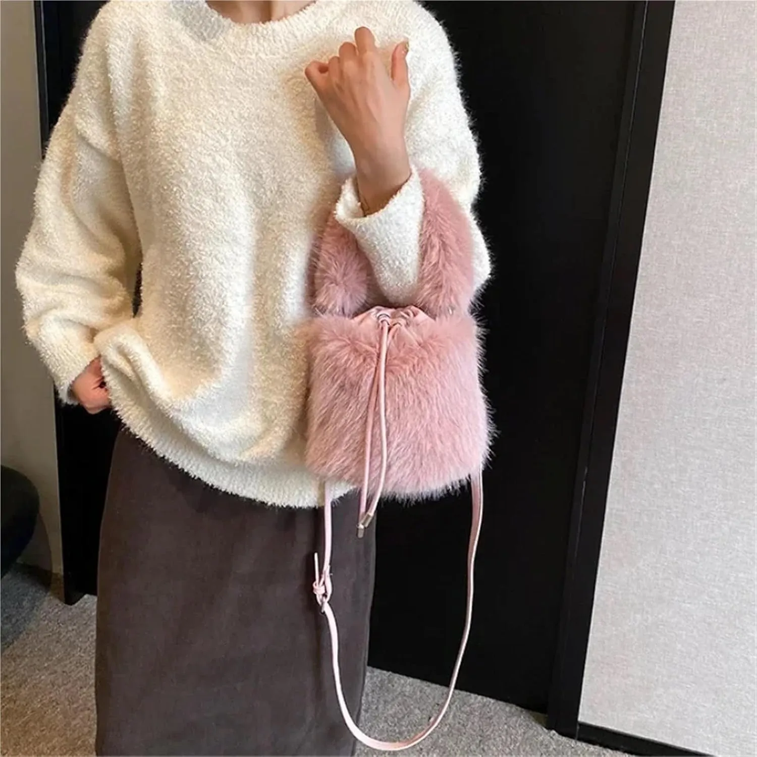 Fluffy Tote Bag Women's Bucket Bags Sweet Soft Plush Ladies Shoulder Bag Simple Winter Female Handbags Winter Fuzzy Purses